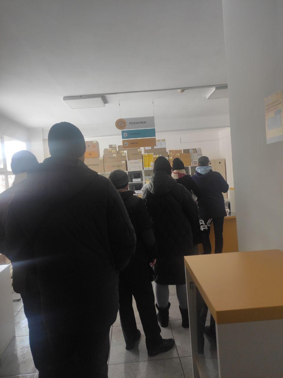 "Должны быть Филипс, а дают о-Срам": в Тернополе Укрпочта выдает не те LED-лампы (фото)