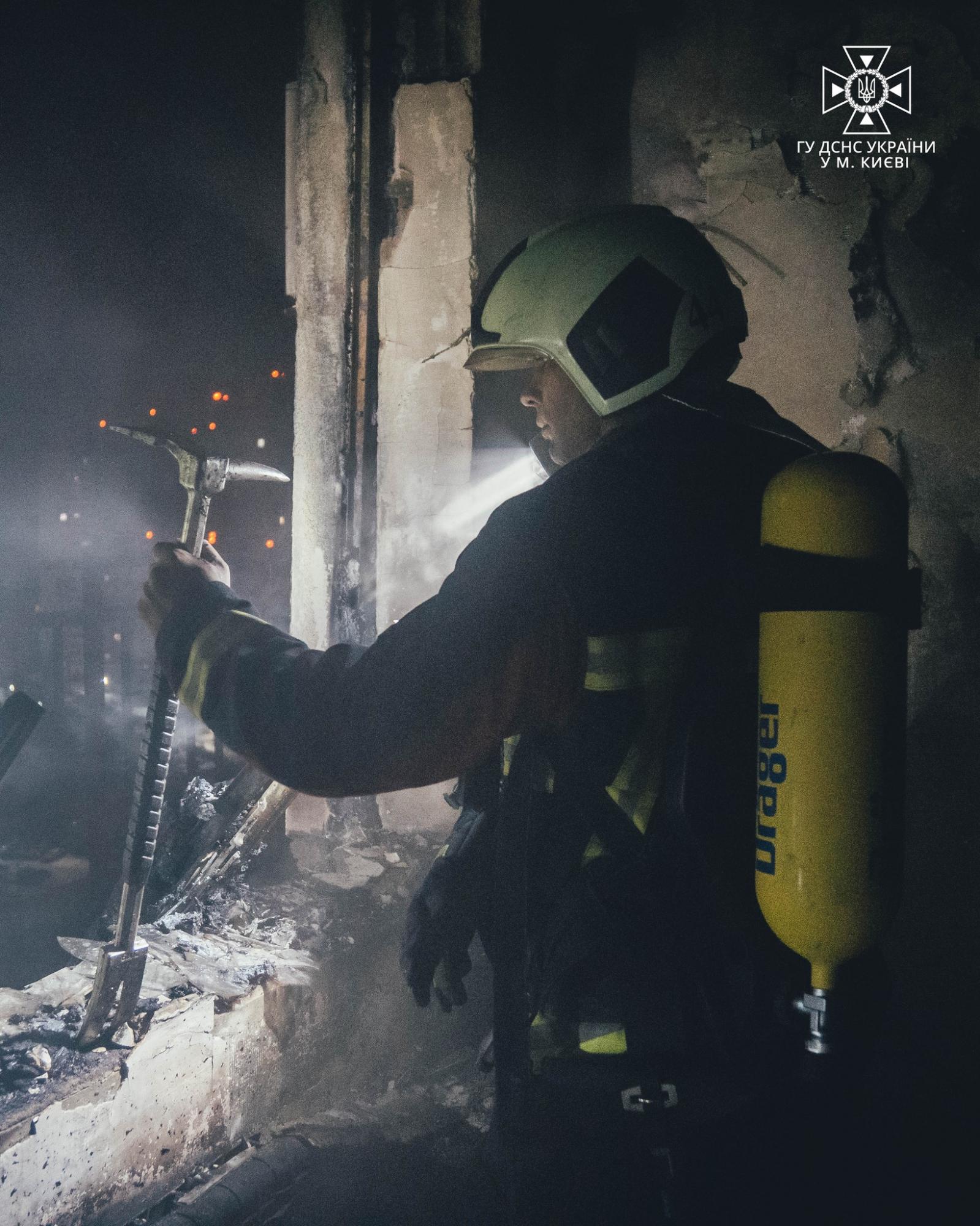 Не змогли застосувати автодрабину: у Києві припарковані машини заважали швидко загасити пожежу
