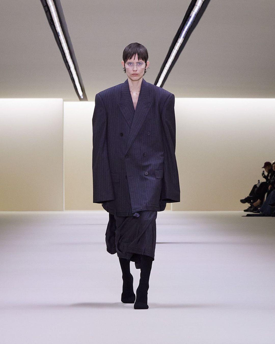 Balenciaga повністю змінила стиль: дивіться фото з секретного показу нової колекції