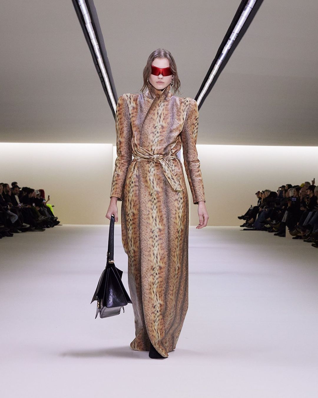 Balenciaga полностью изменила стиль: смотрите фото с секретного показа новой коллекции