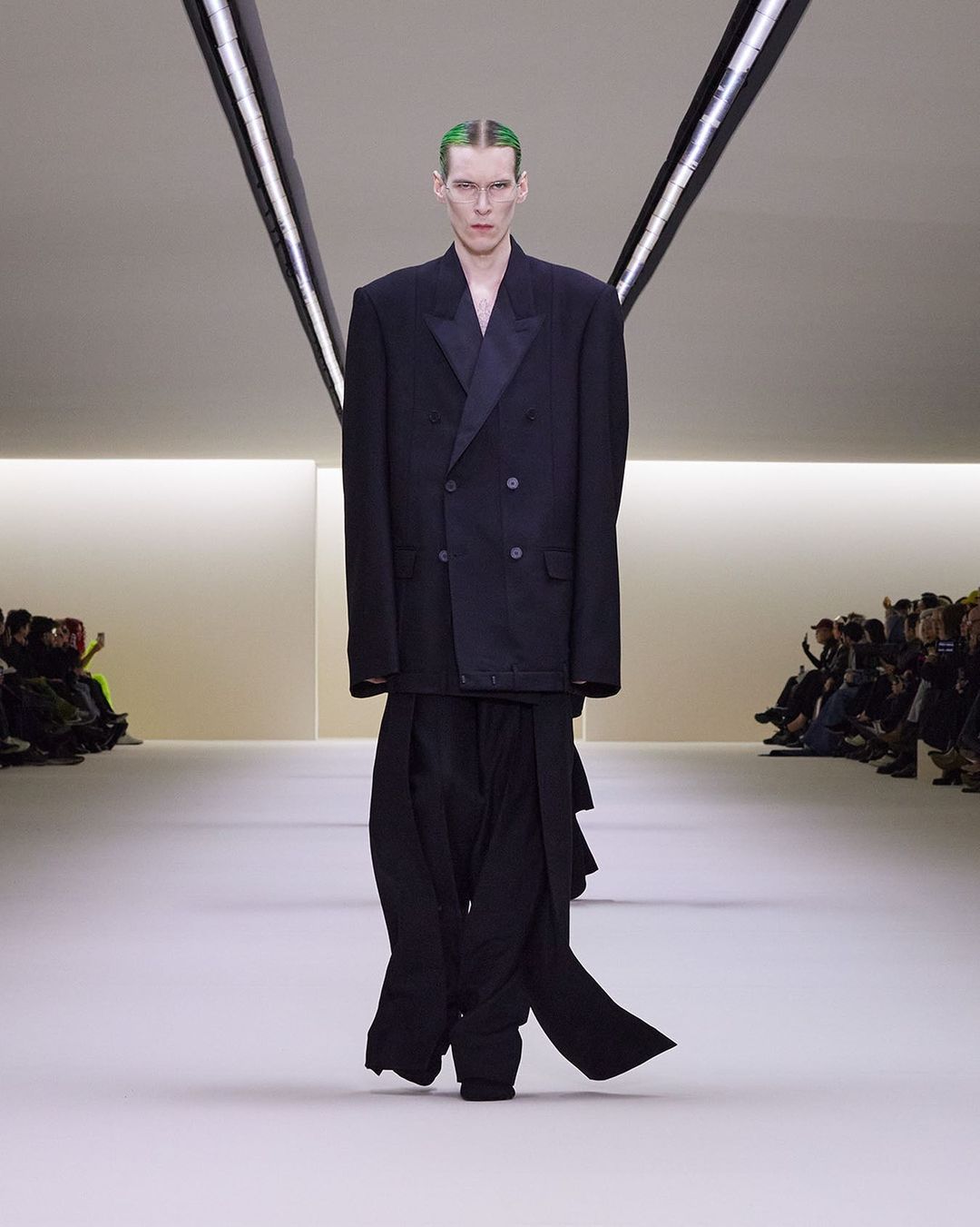 Balenciaga повністю змінила стиль: дивіться фото з секретного показу нової колекції