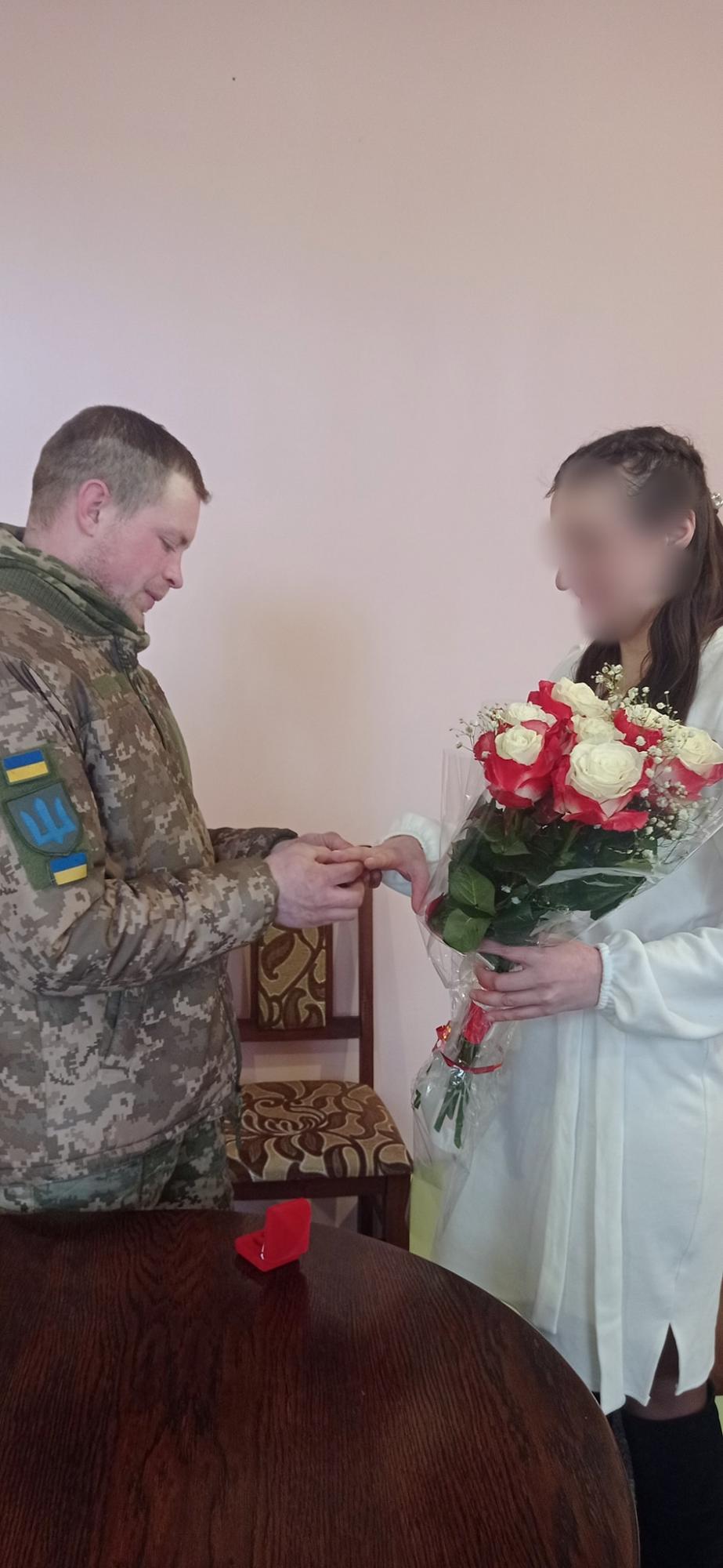"Молодожены очень ждали этого": боец ВСУ женился на осужденной девушке (фото)