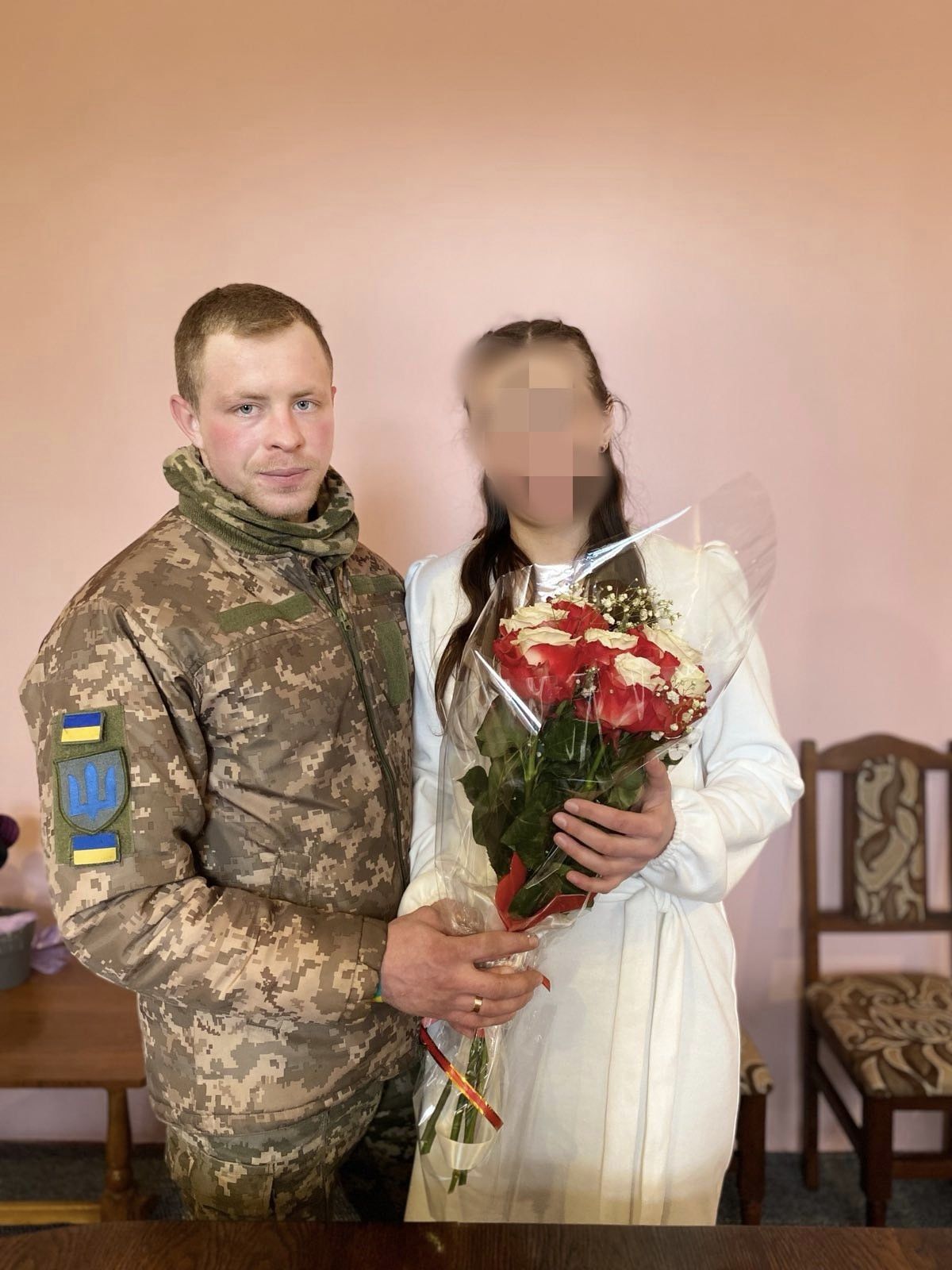"Молодожены очень ждали этого": боец ВСУ женился на осужденной девушке (фото)