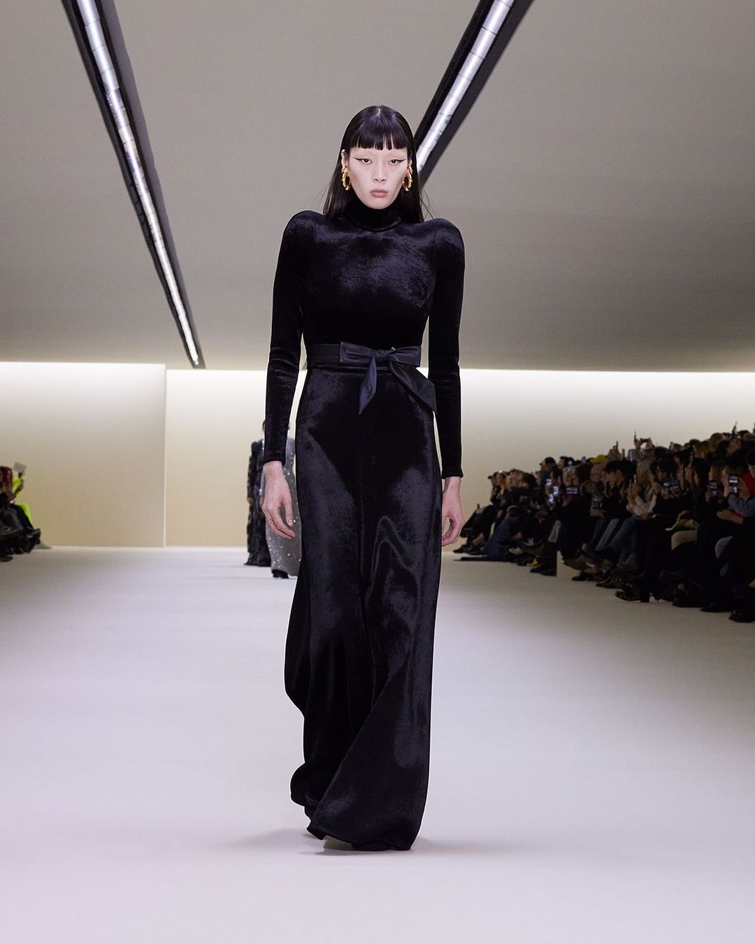 Balenciaga полностью изменила стиль: смотрите фото с секретного показа новой коллекции