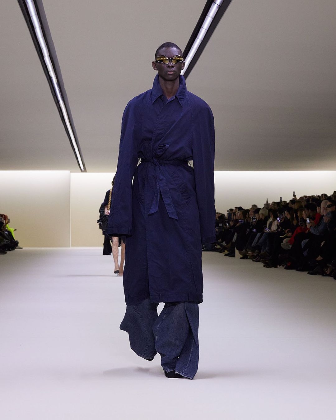 Balenciaga полностью изменила стиль: смотрите фото с секретного показа новой коллекции