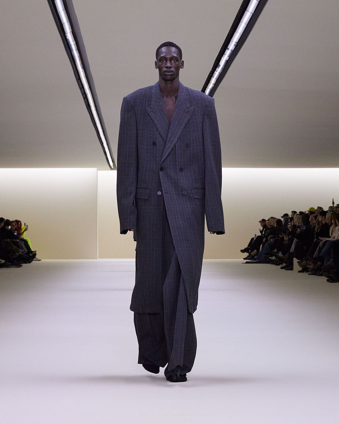 Balenciaga полностью изменила стиль: смотрите фото с секретного показа новой коллекции