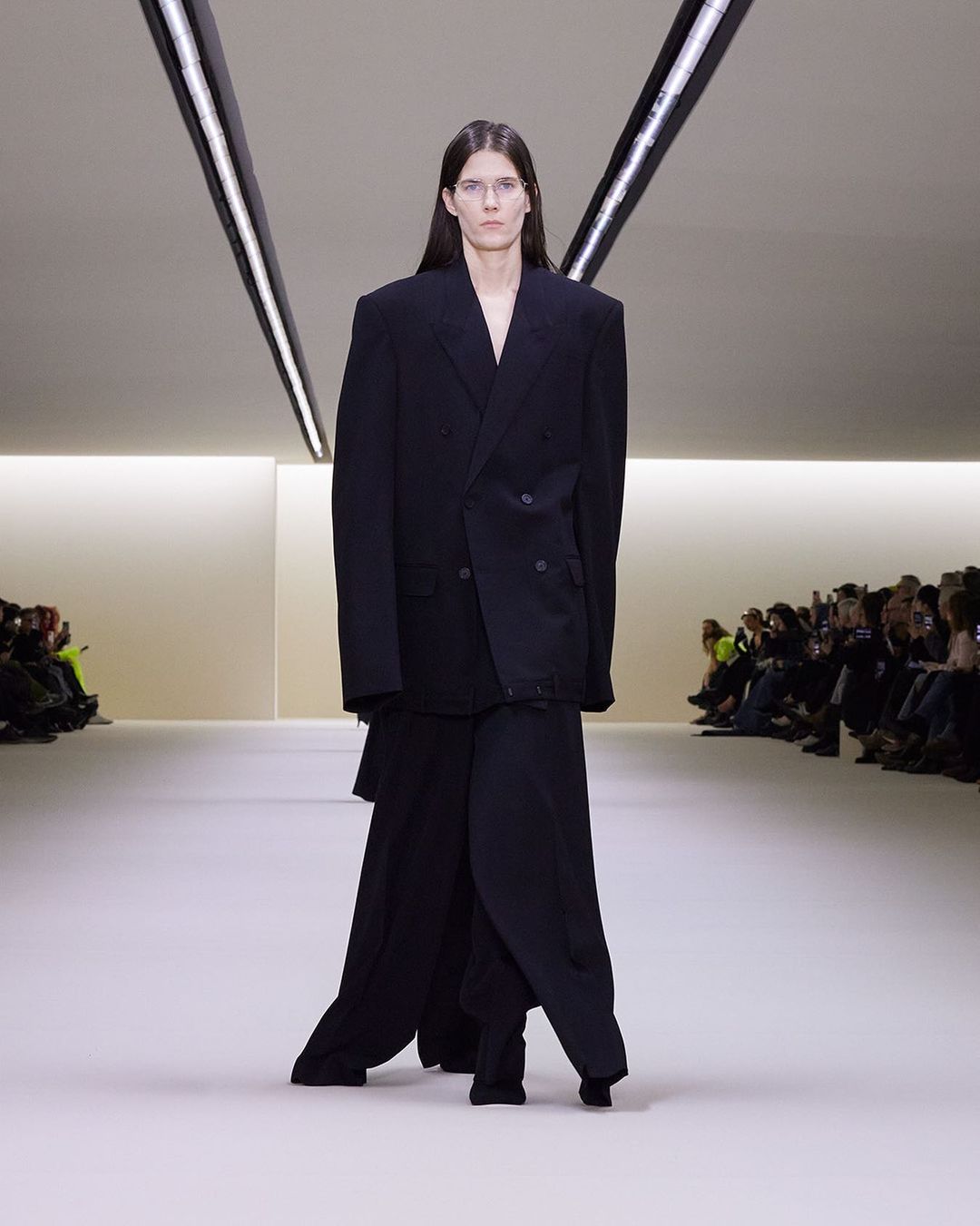 Balenciaga повністю змінила стиль: дивіться фото з секретного показу нової колекції