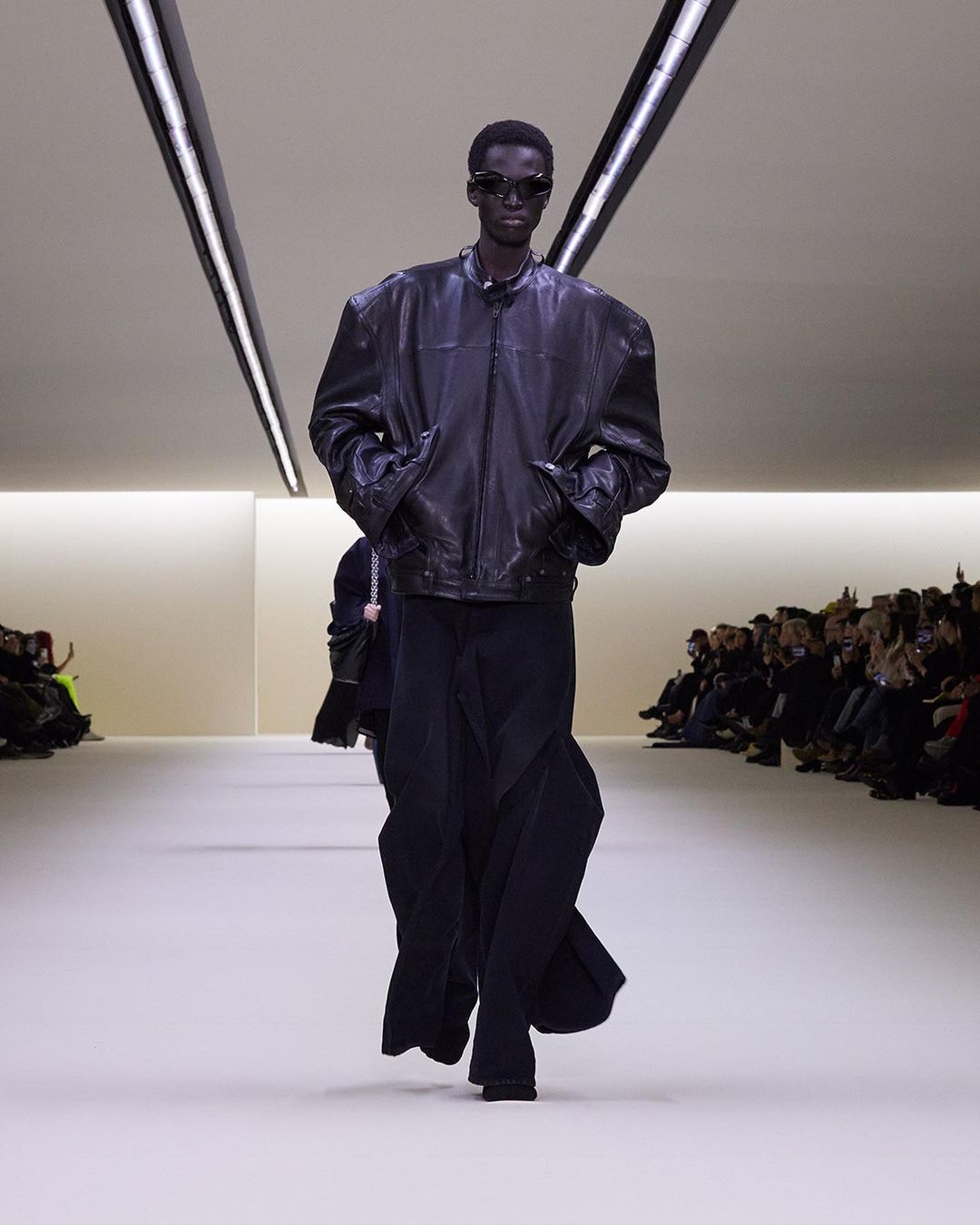 Balenciaga повністю змінила стиль: дивіться фото з секретного показу нової колекції