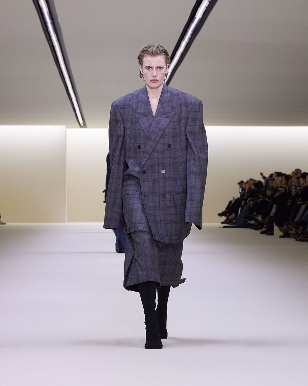 Balenciaga повністю змінила стиль: дивіться фото з секретного показу нової колекції