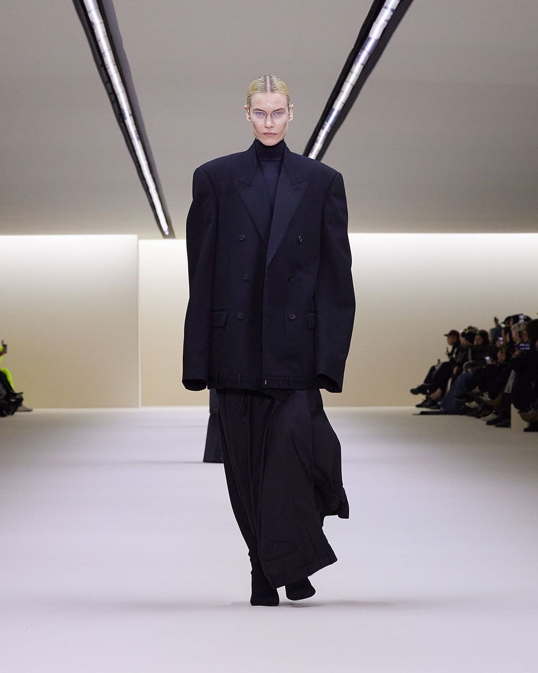 Balenciaga полностью изменила стиль: смотрите фото с секретного показа новой коллекции