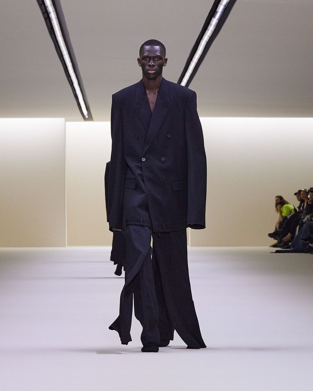Balenciaga повністю змінила стиль: дивіться фото з секретного показу нової колекції