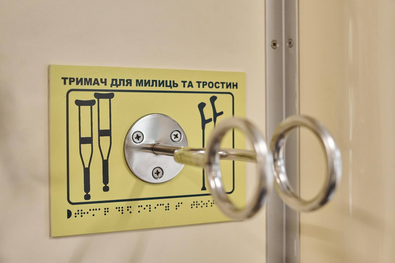 Укрзализныця показала новые инклюзивные вагоны: могут использоваться как штабные (фото)