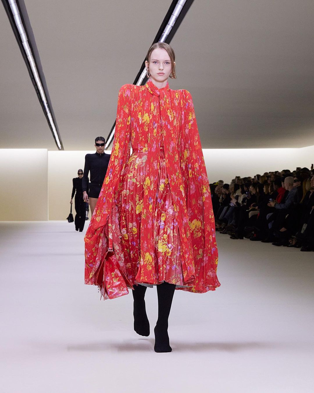 Balenciaga полностью изменила стиль: смотрите фото с секретного показа новой коллекции