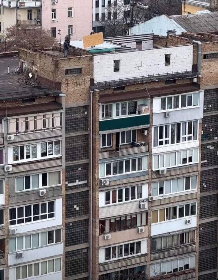 Може обвалитися: на київській багатоповерхівці помітили незаконну надбудову (фото)