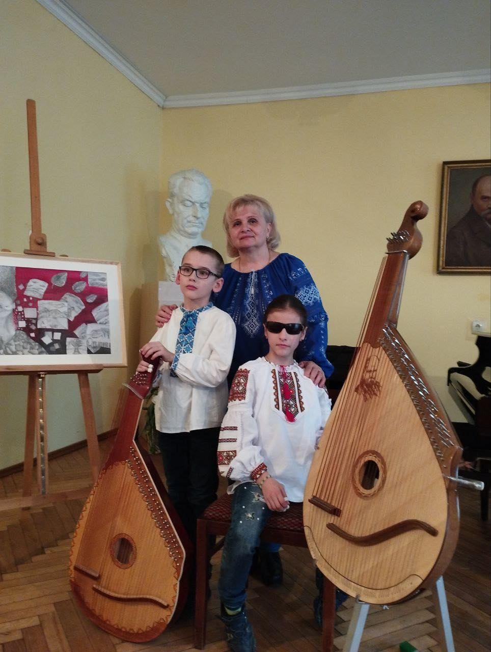 Юная незрячая певица насобирала для воинов ВСУ на дрон, авто и рации (фото)