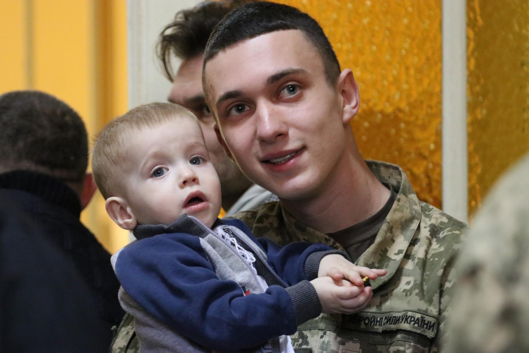 "Под защитой неба и земных ангелов": во Львове курсанты ВСУ стали крестными для сирот из Луганщины
