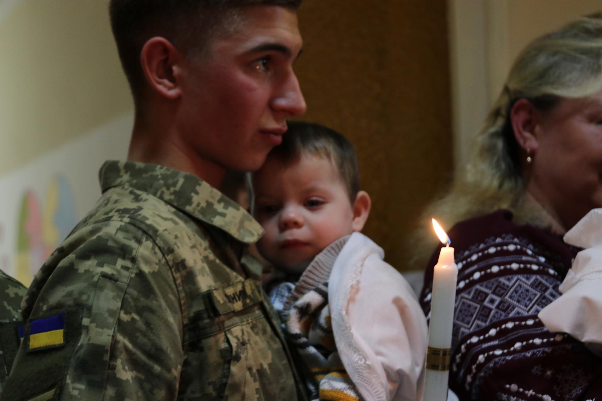 "Под защитой неба и земных ангелов": во Львове курсанты ВСУ стали крестными для сирот из Луганщины