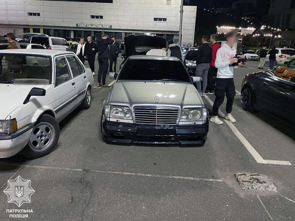 У Києві повістки роздали на нічних зборах дрифтерів: "запросили" форсажників до військкомату