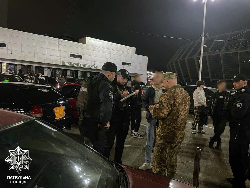 У Києві повістки роздали на нічних зборах дрифтерів: "запросили" форсажників до військкомату