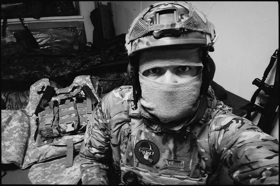"Ситуация в стране напряженная": украинский певец отменил тур и возвращается на фронт