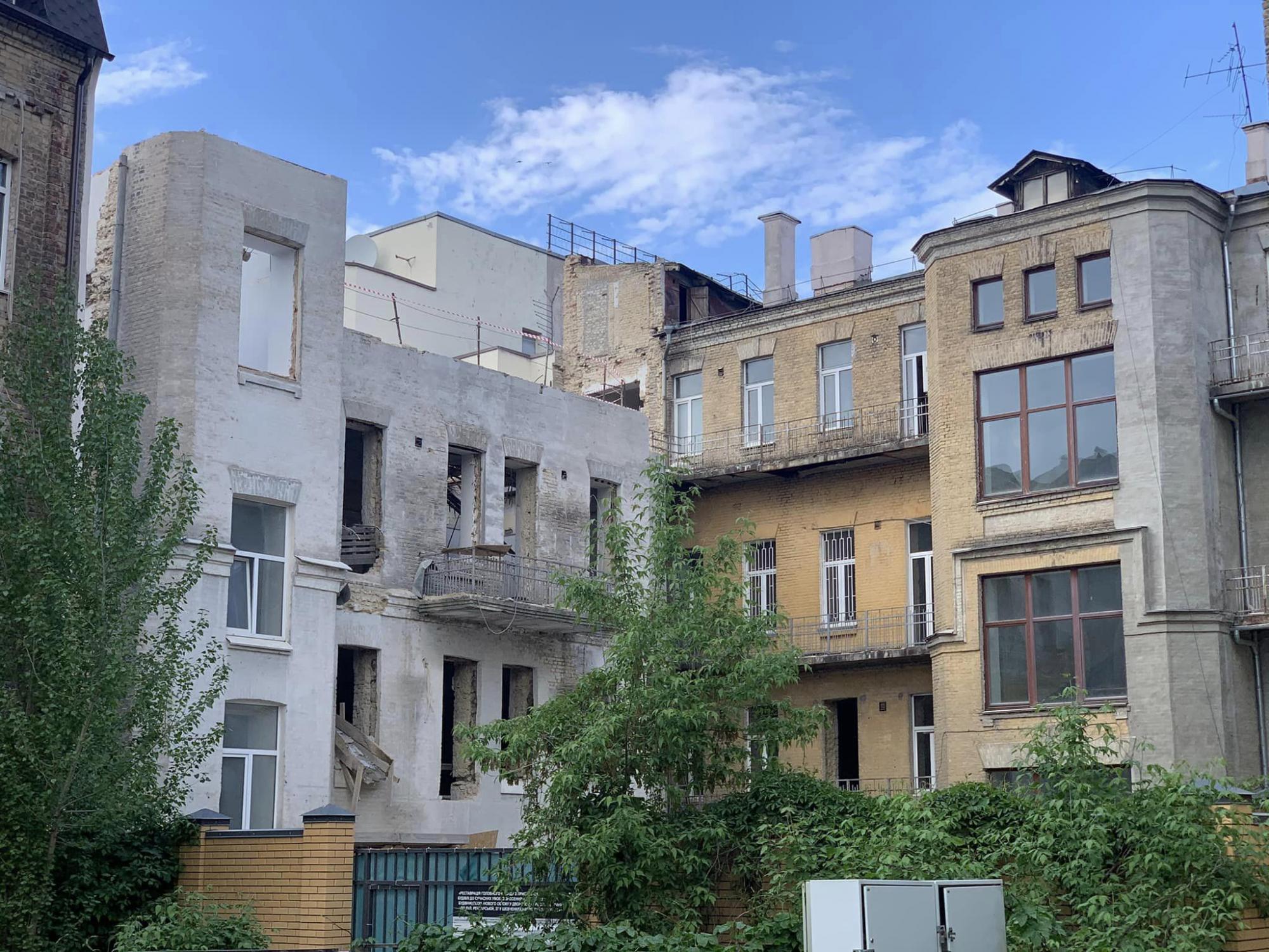У центрі Києва незаконно зносять історичні споруди. Забудовник прикривається "реставрацією"