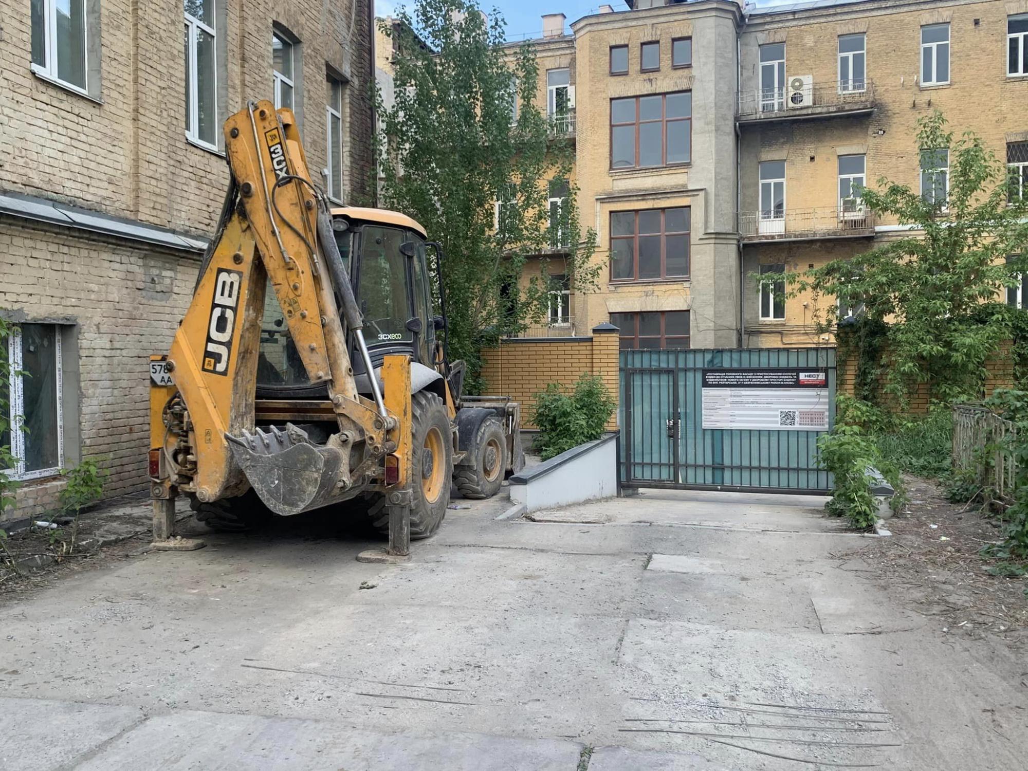 У центрі Києва незаконно зносять історичні споруди. Забудовник прикривається "реставрацією"