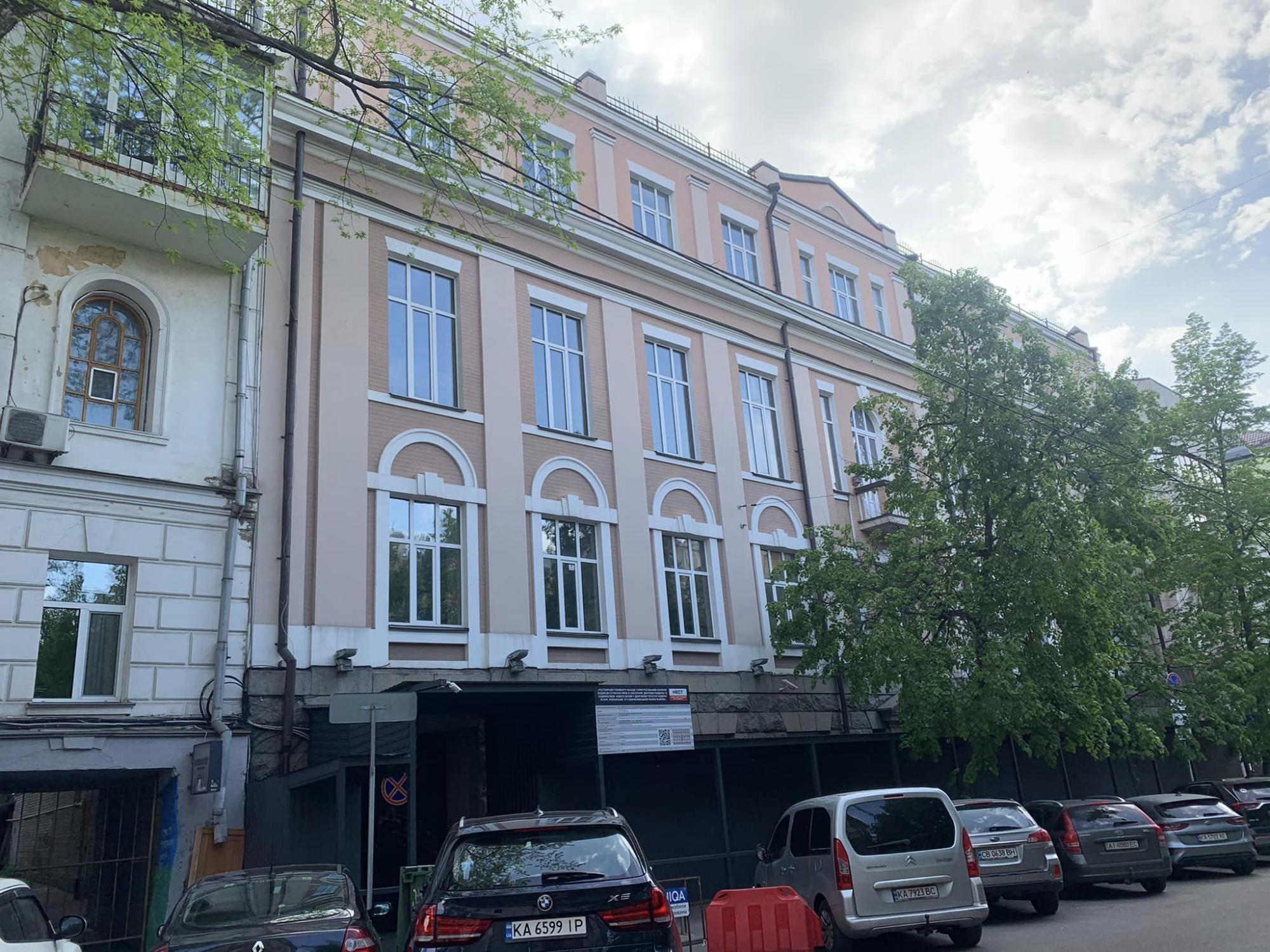 У центрі Києва незаконно зносять історичні споруди. Забудовник прикривається "реставрацією"