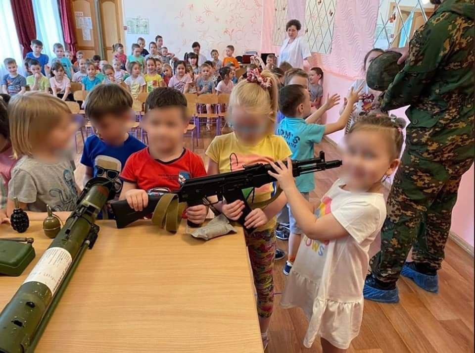 Методи НКВС і павлики морозови: у Росії "промивають" мізки дітям у садочках