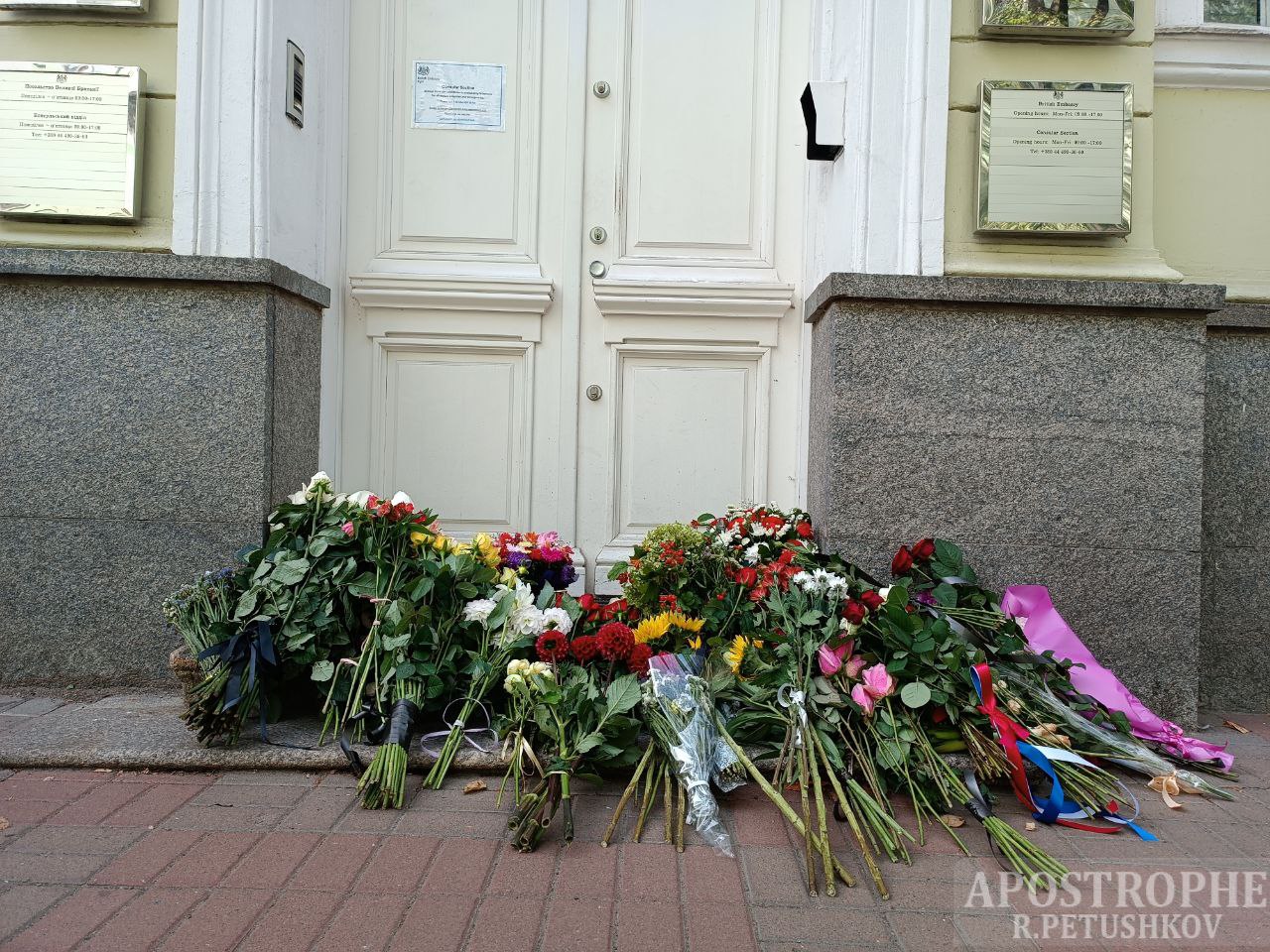 Украинцы несут цветы к посольству Британии в Киеве, чтя память Елизаветы II