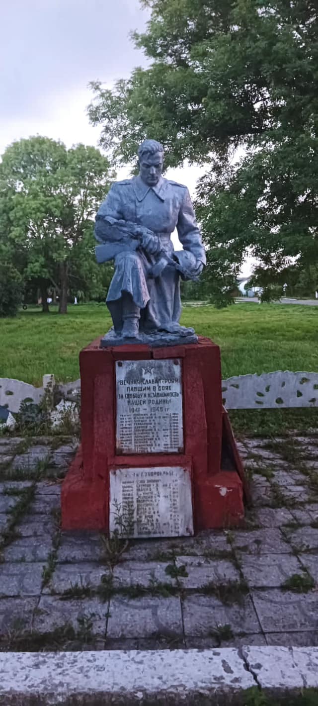Радянські пам'ятники на Львівщині "сховали", щоб їх не демонтували. Розгорівся скандал