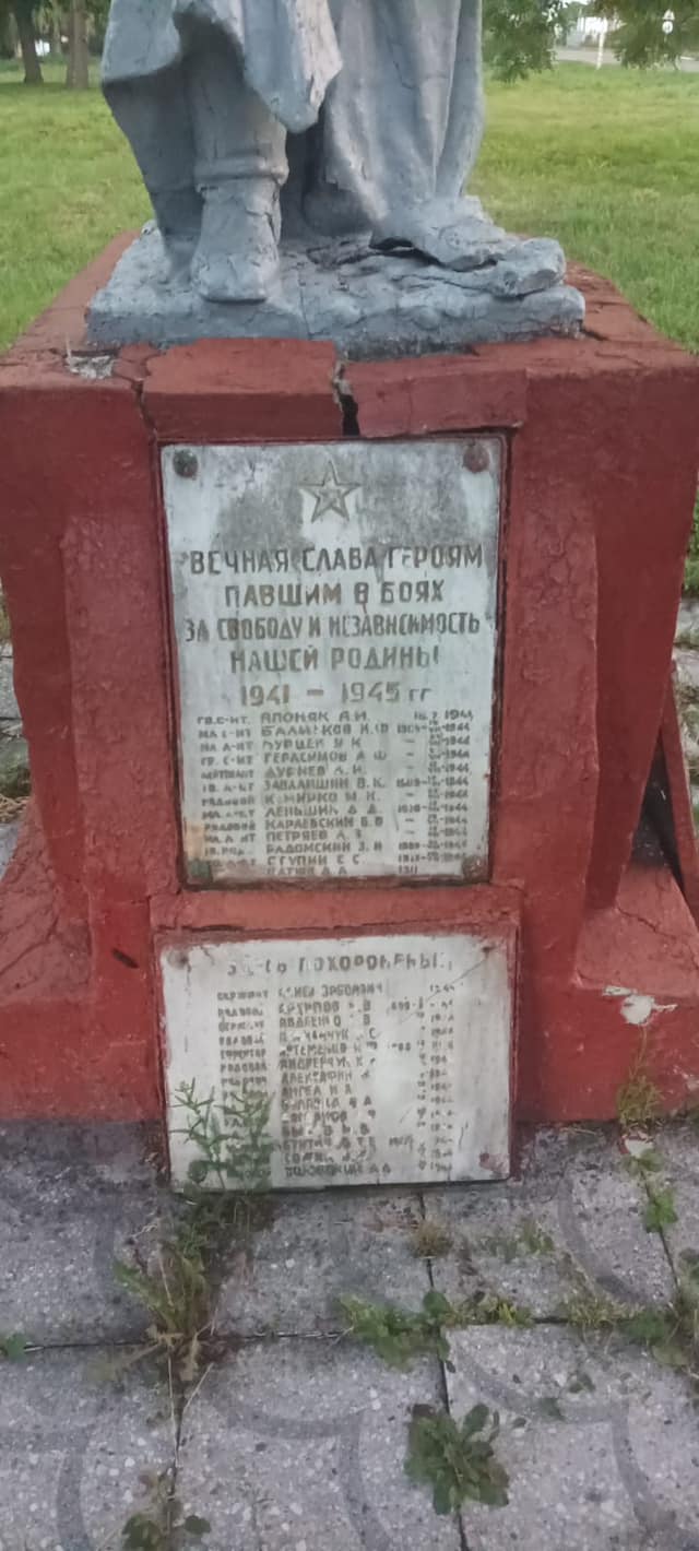 Радянські пам'ятники на Львівщині "сховали", щоб їх не демонтували. Розгорівся скандал