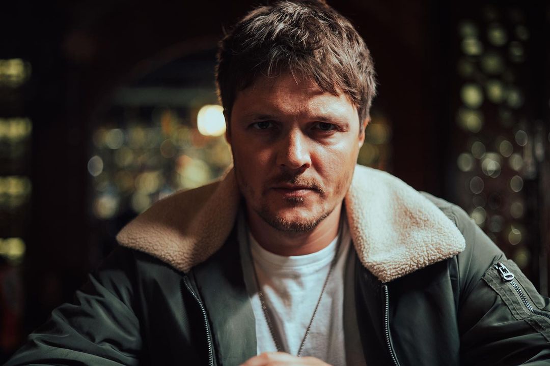 "Ситуация в стране напряженная": украинский певец отменил тур и возвращается на фронт