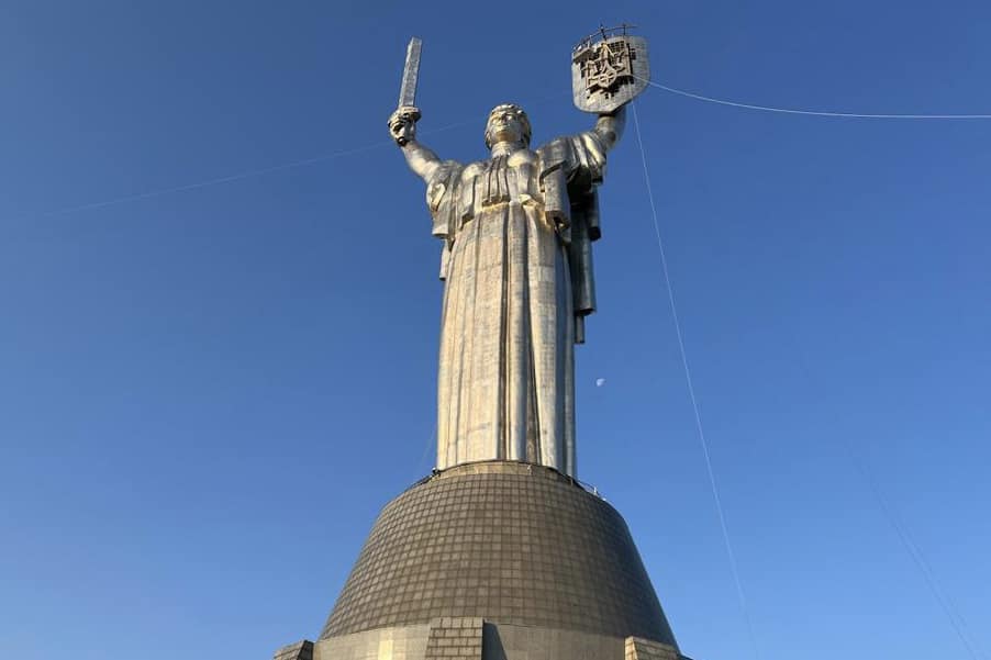 На монументі "Батьківщина-мати" завершили встановлення тризуба (фото)