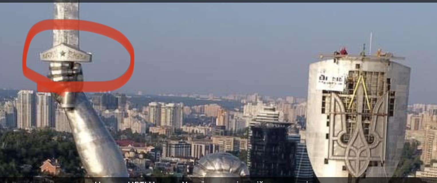 "А де батьківщина-батько?" Клопотенко сказав, що треба збудувати на місці "Батьківщини-матері"