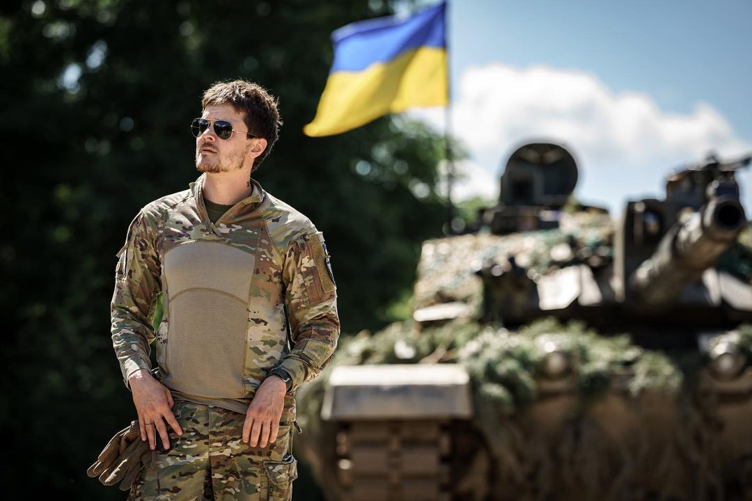 "Ситуация в стране напряженная": украинский певец отменил тур и возвращается на фронт