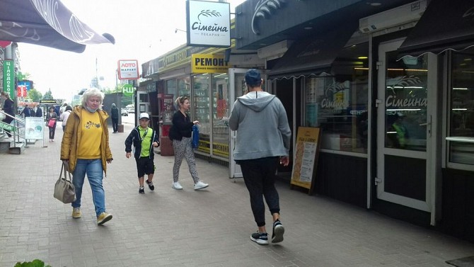 КПІ без МАФів: у Києві біля метро зносять ларьки, які стояли там роками (відео)