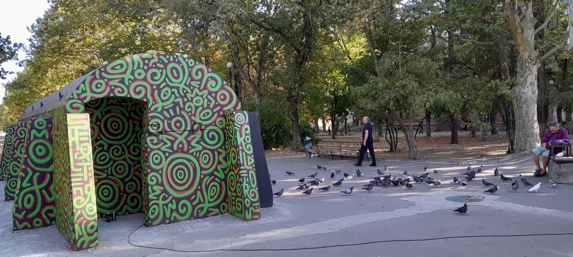 В Херсоне появились уникальные арт-укрытия в стиле "арбузного камуфляжа" (фото)