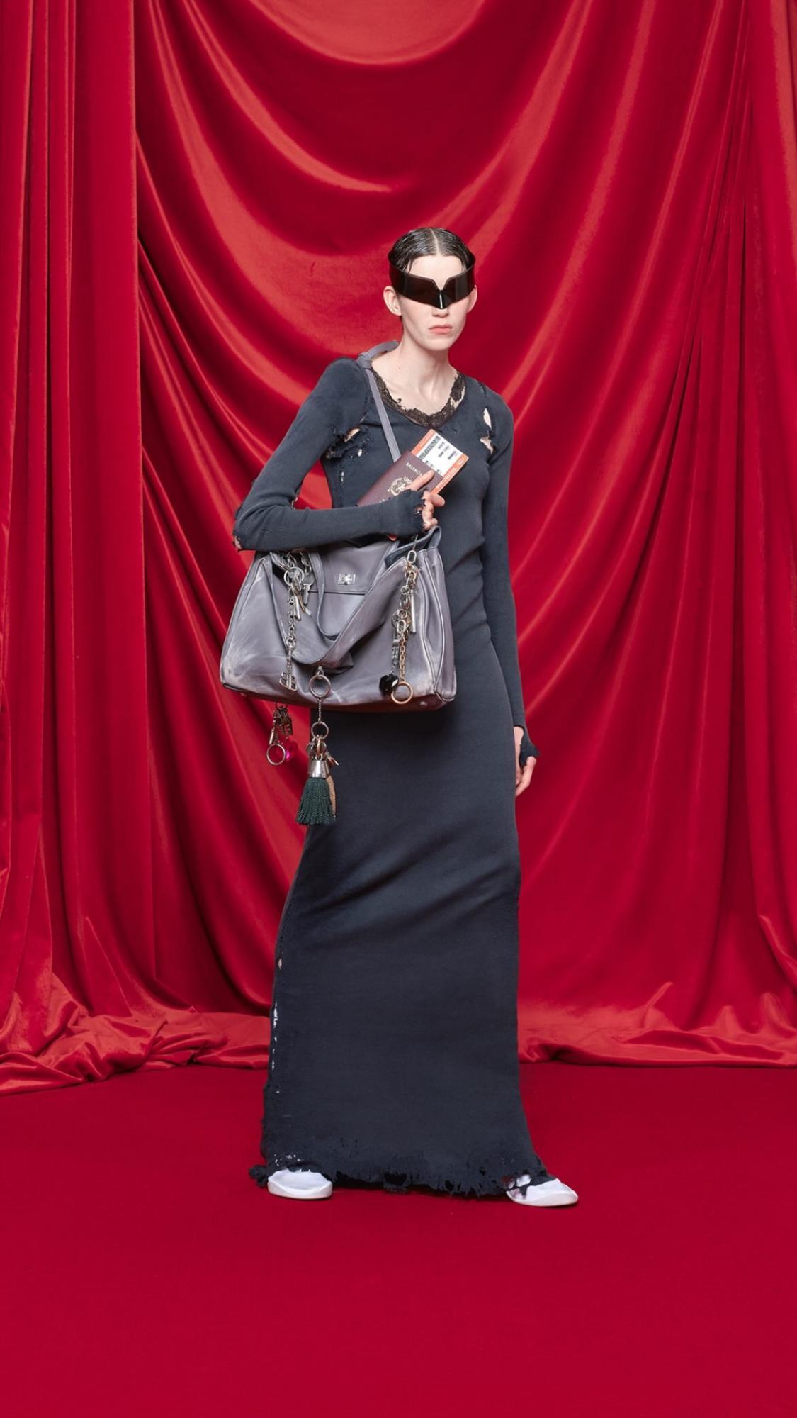 Balenciaga выпустили сумки и кошелек, которые просто поражают (фото)