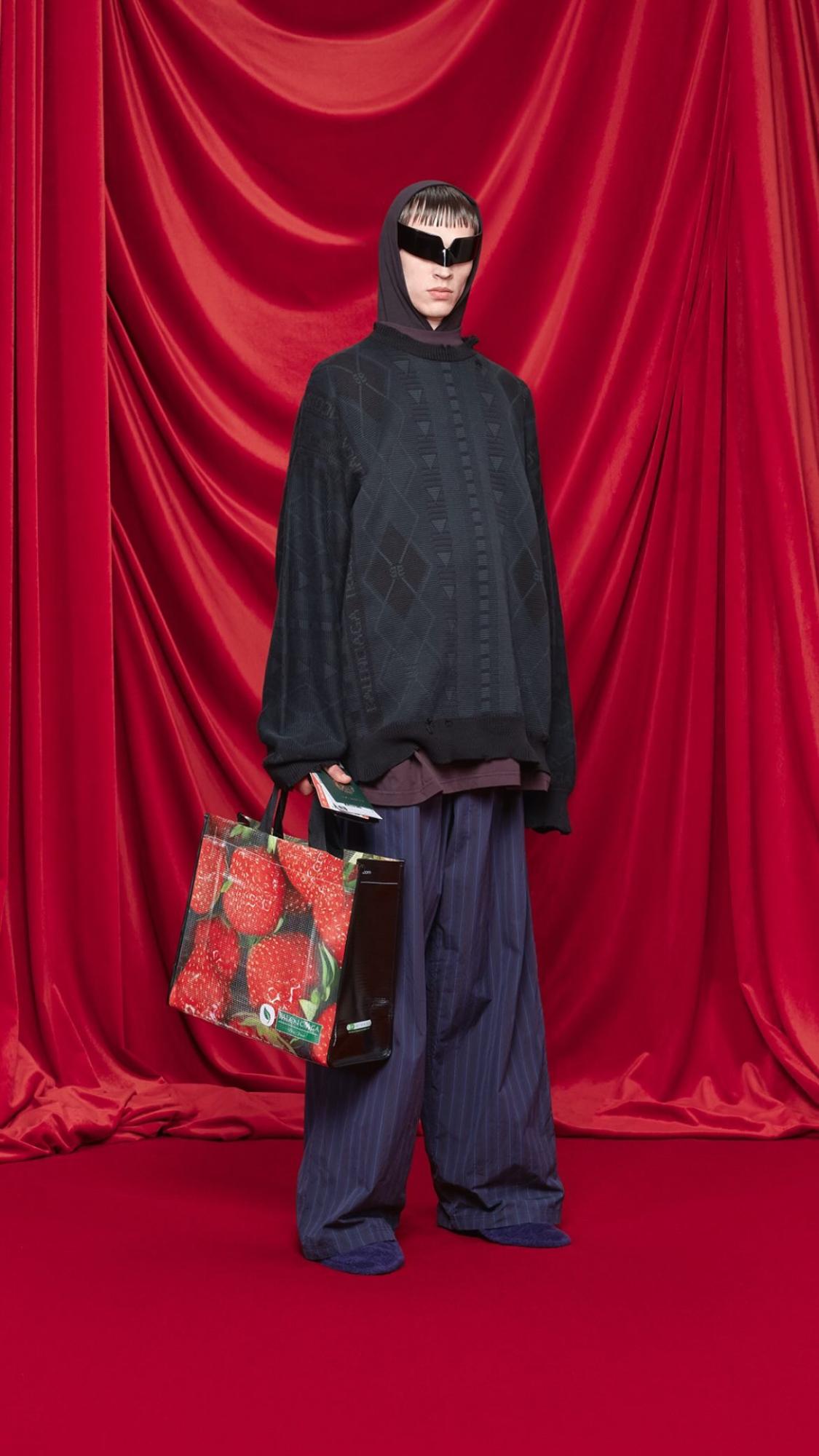 Balenciaga выпустили сумки и кошелек, которые просто поражают (фото)