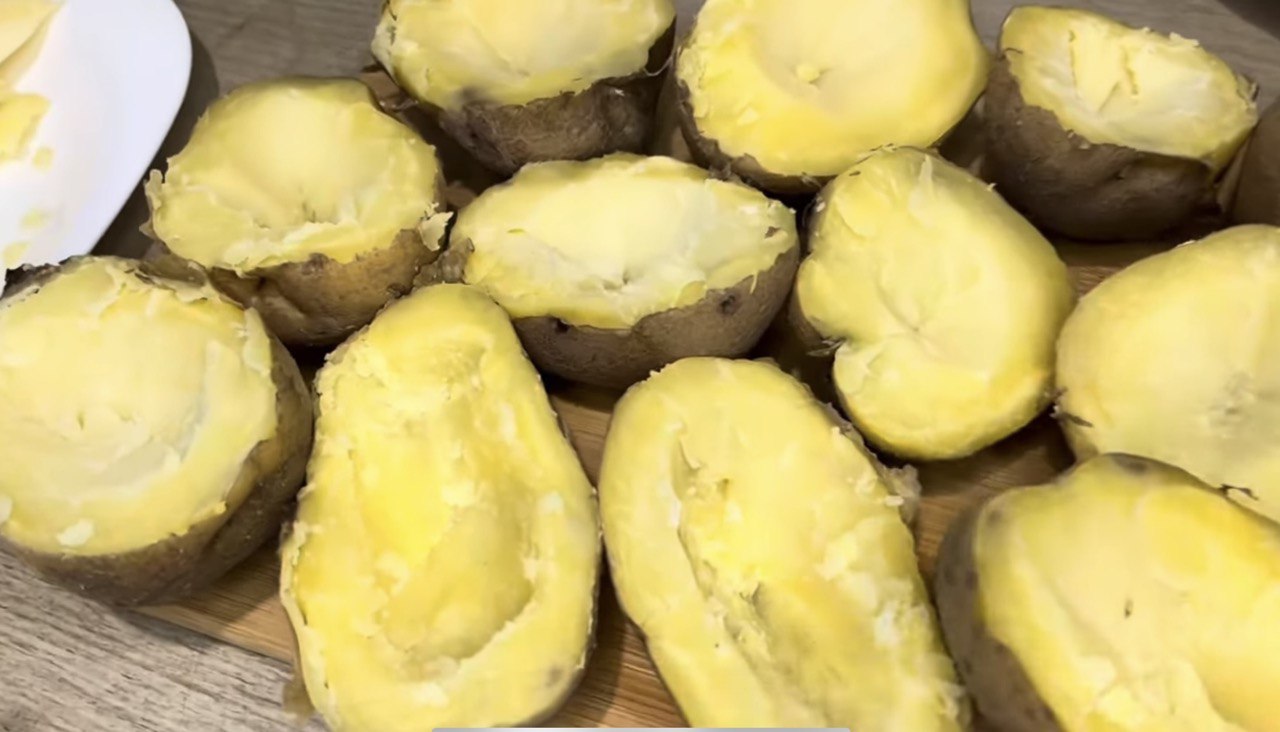 Как приготовить вкусные картофельные "лодочки" с грибами: простой пошаговый рецепт