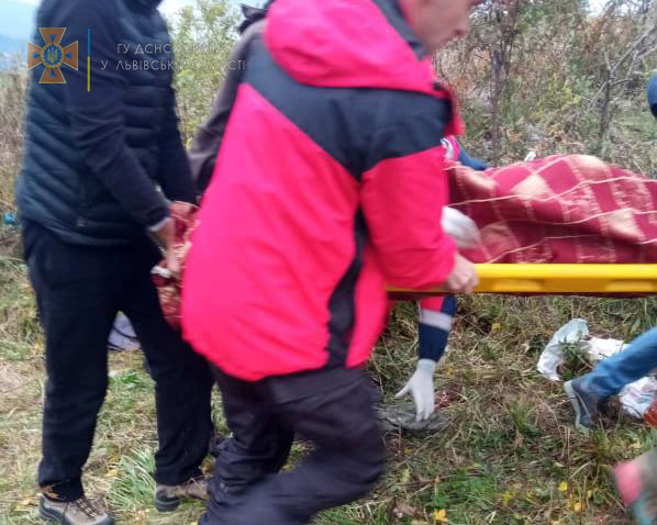 Водій був п'яний: у Карпатах перекинулося авто з туристами, які святкували парубочий вечір