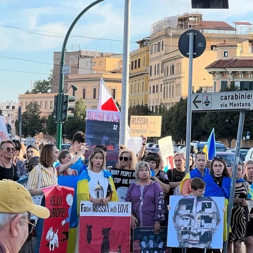 Ракетный террор РФ вывел на митинги в поддержку Украины тысячи людей в разных странах: фото и видео