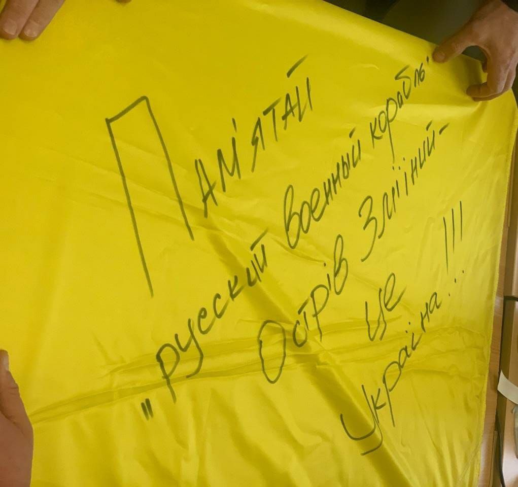 "Підняли прапор на острові, піднімемо і на півострові": відео і фото зі звільненого Зміїного