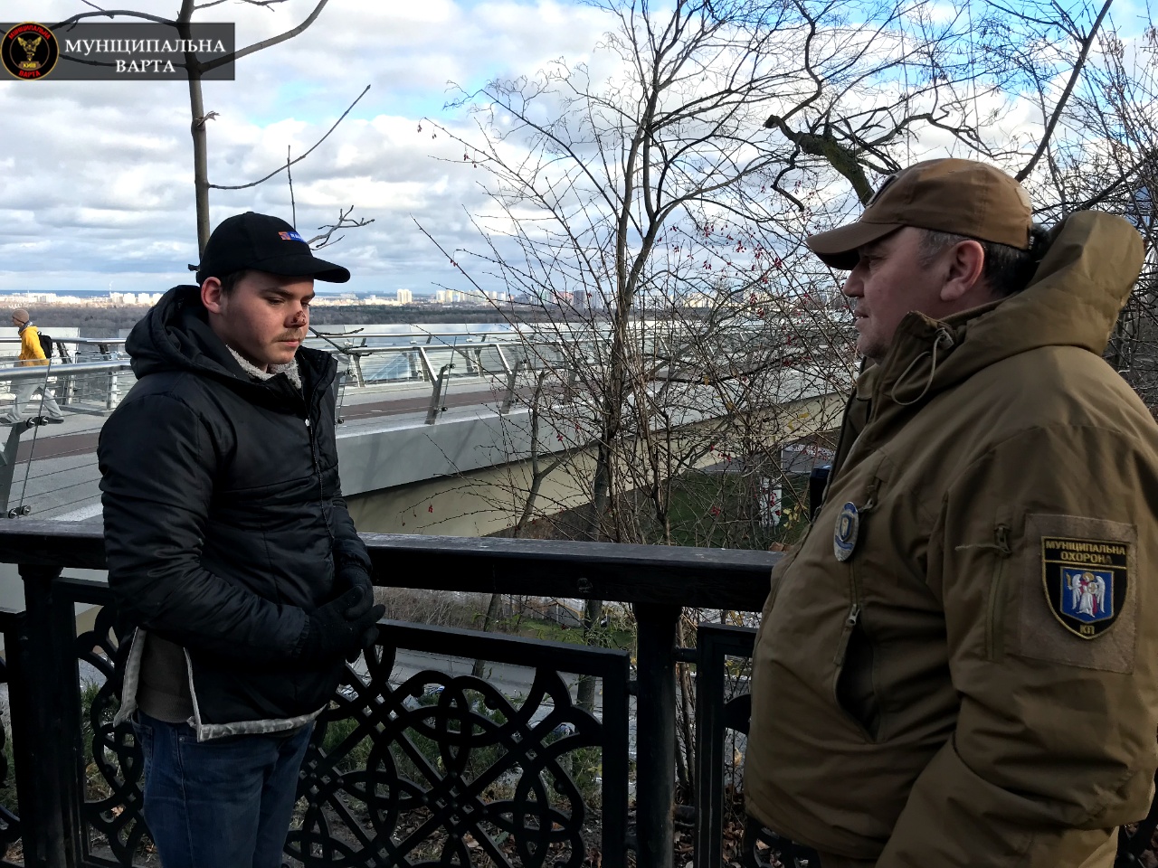 Бесплатное жилье в центре Киева: бездомный обустроил убежище в опоре стеклянного моста (фото)