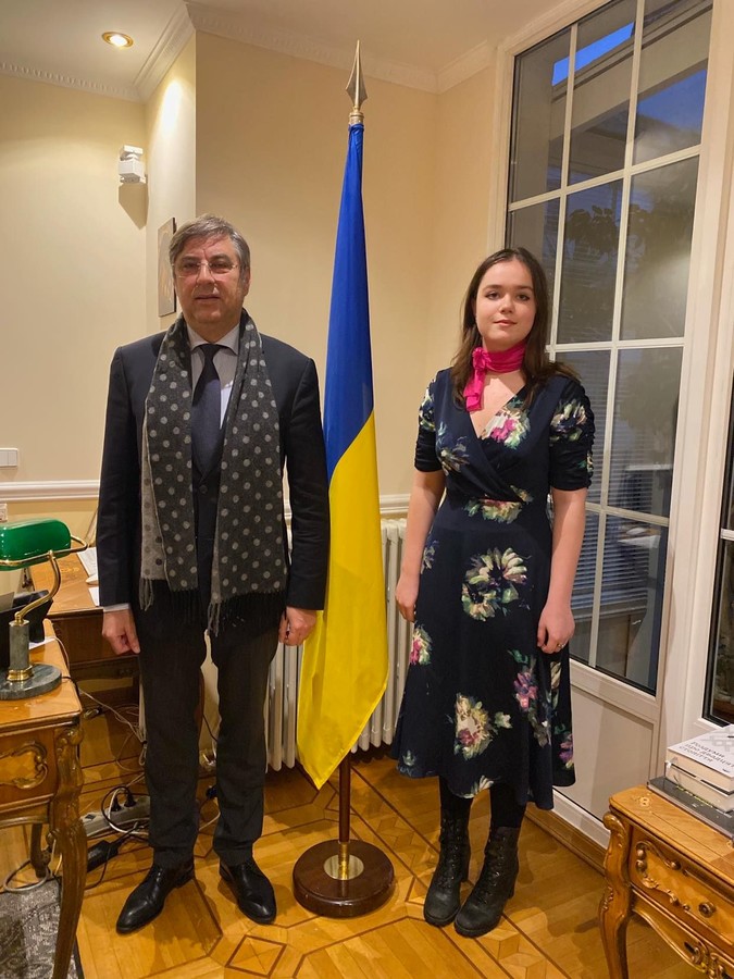 Украинская школьница победила на всемирном конкурсе поэзии в Париже