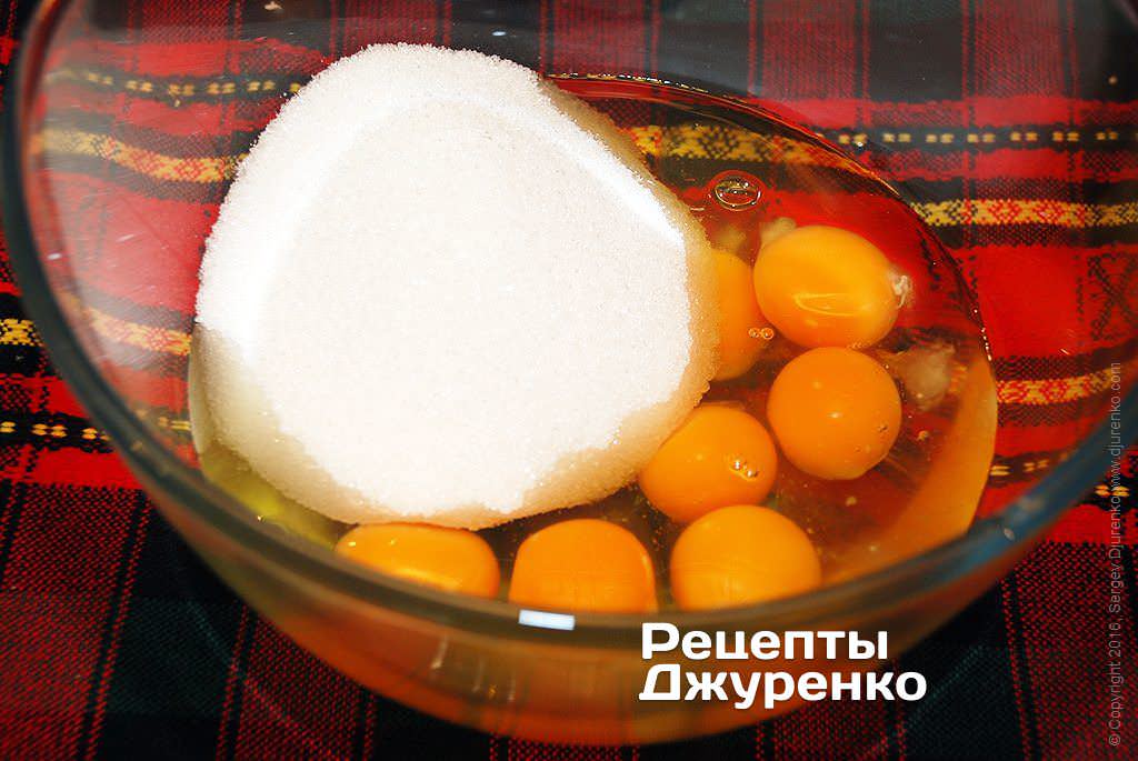 Кулінар поділився "швидким" рецептом шарлотки з яблуками: впорається навіть початківець!