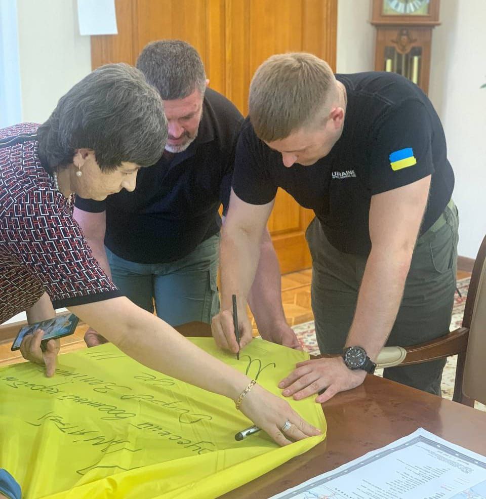 "Підняли прапор на острові, піднімемо і на півострові": відео і фото зі звільненого Зміїного