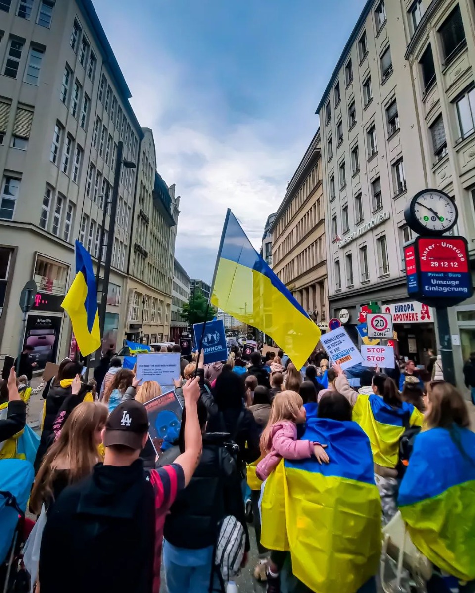 Ракетный террор РФ вывел на митинги в поддержку Украины тысячи людей в разных странах: фото и видео