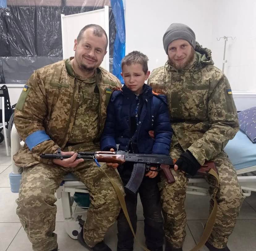 У Борисполі 5-класник Максим пішки прийшов записуватись до тероборони (фото)