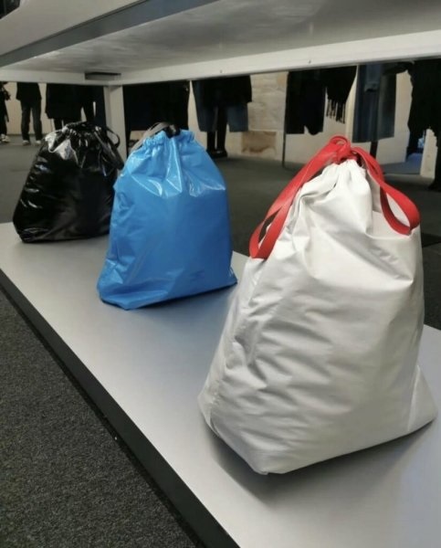Модный дом Balenciaga выпустил мешки для мусора за 1790 долларов. И это не шутка